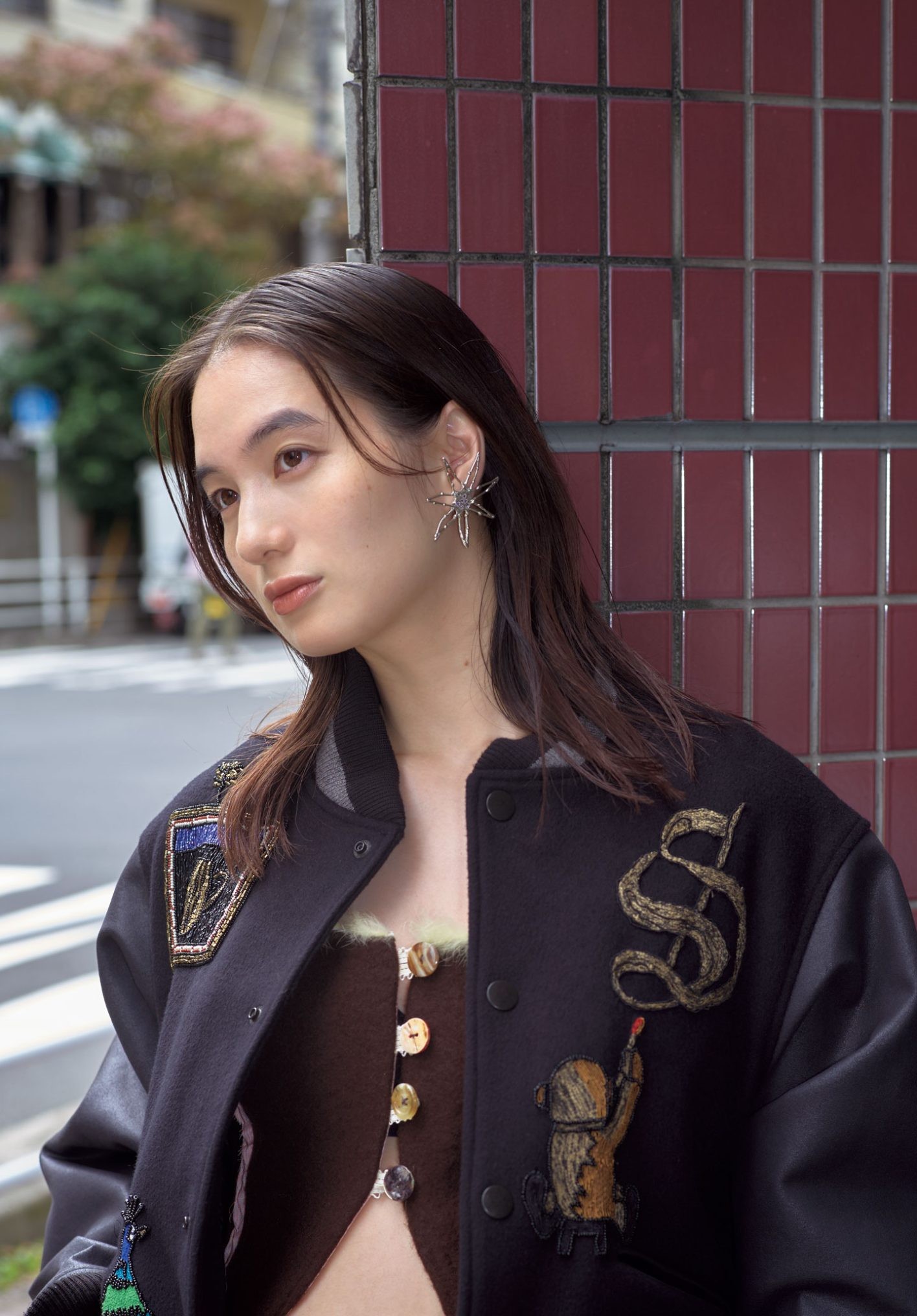 ジャケット ¥220,000(シンヤコヅカ | ザ・ウォール ショールーム)/ビスチェ ¥55,000(ガーベージコア)、ピアス ¥49,500(ミフィグ | 共にシーズン)