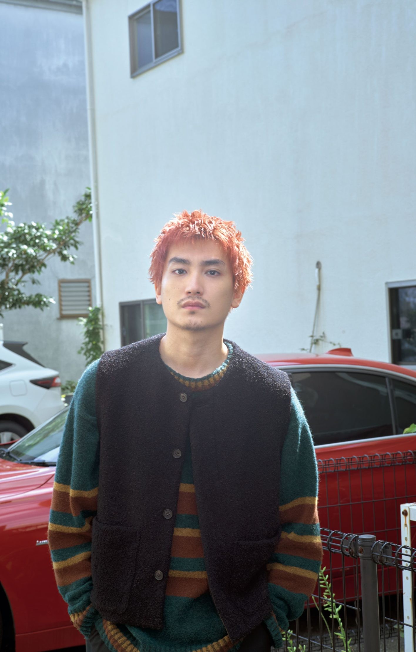 ベスト ¥44,000、ニット ¥48,400、パンツ ¥47,300(以上マツフジ)