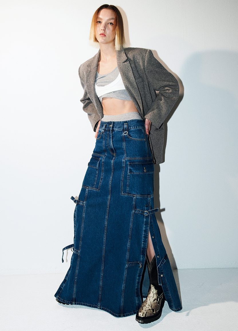 デニムロングスカート ¥83,600(3.1 フィリップ リム | 3.1 フィリップ リム ジャパン)/ジャケット ¥127,600(マラン エトワール | イザベル マラン 青山店)/ブラトップ ¥23,100(アレキサンダーワン)/中に着たトップ ¥7,150、中にはいたショーツ ¥7,150(共にステュディオ アール スリーサーティー)/シューズ ヒール6cm ¥70,000(エイティーズ | エドストローム オフィス)