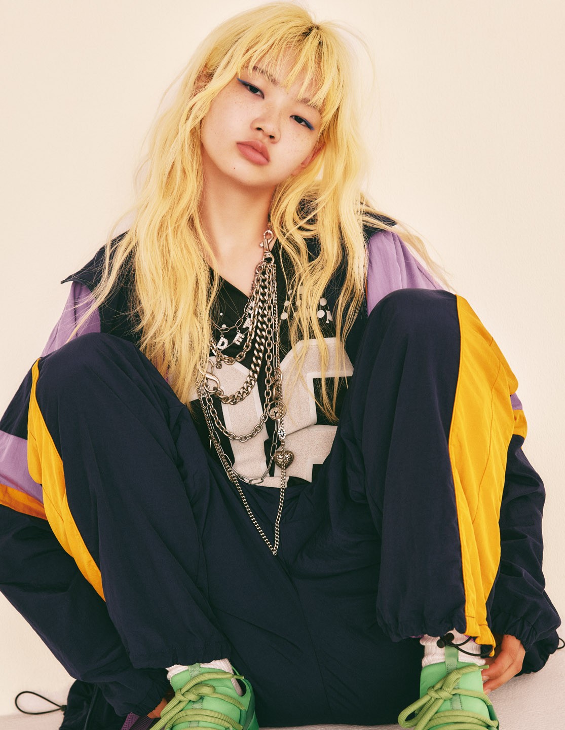 Tシャツ ¥47,300*参考価格(ガニー)/トラックジャケット ¥18,700、パンツ ¥16,500(共にアナ スイ エヌワイシー | サントラージュ)/ネックレス ¥49,500(ダブレット | エンケル)/シューズ ¥111,100(ピエール アルディ | ピエール アルディ 東京)/ソックス *スタイリスト私物