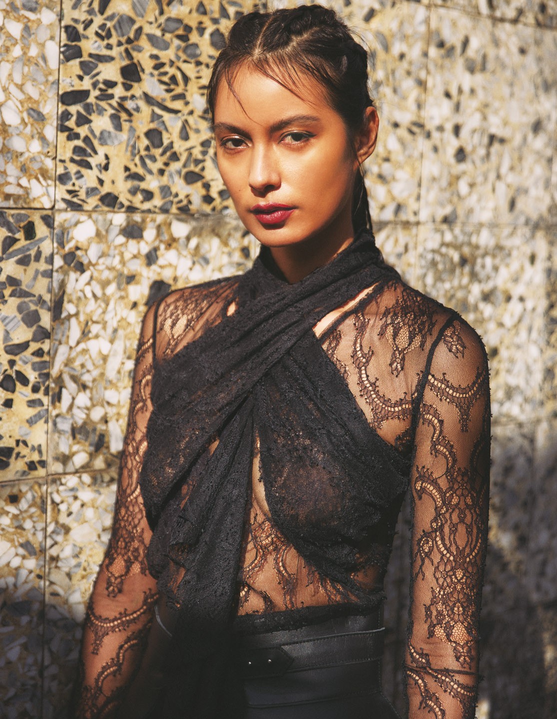 レース トップ ¥39,600(カナコ サカイ)/レザーコルセットベルト ¥79,200(フェティコ|ザ・ウォール ショールーム)