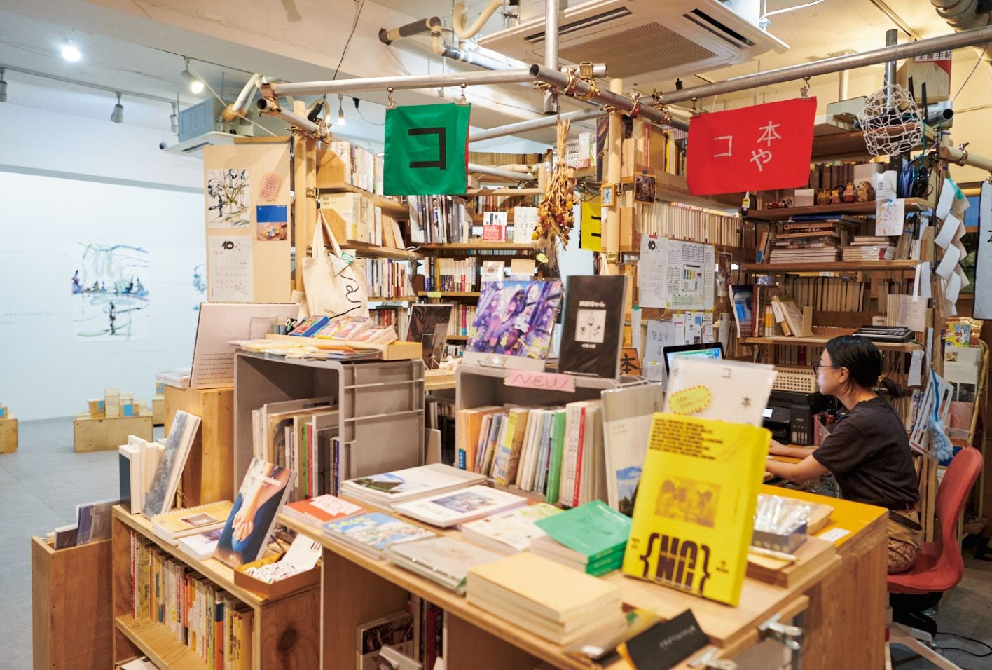 芸術家が営む書店兼ギャラリー 神楽坂「コ本や honkbooks」 - Slide:1