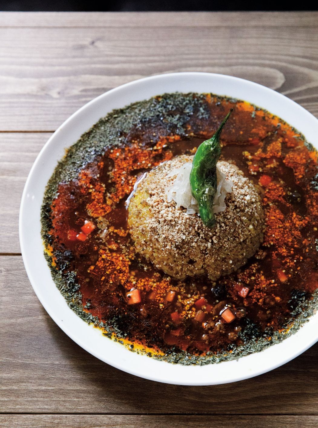 右手にスプーン、左手にししとう!? 大阪からやってきた新感覚カレー - Slide:1