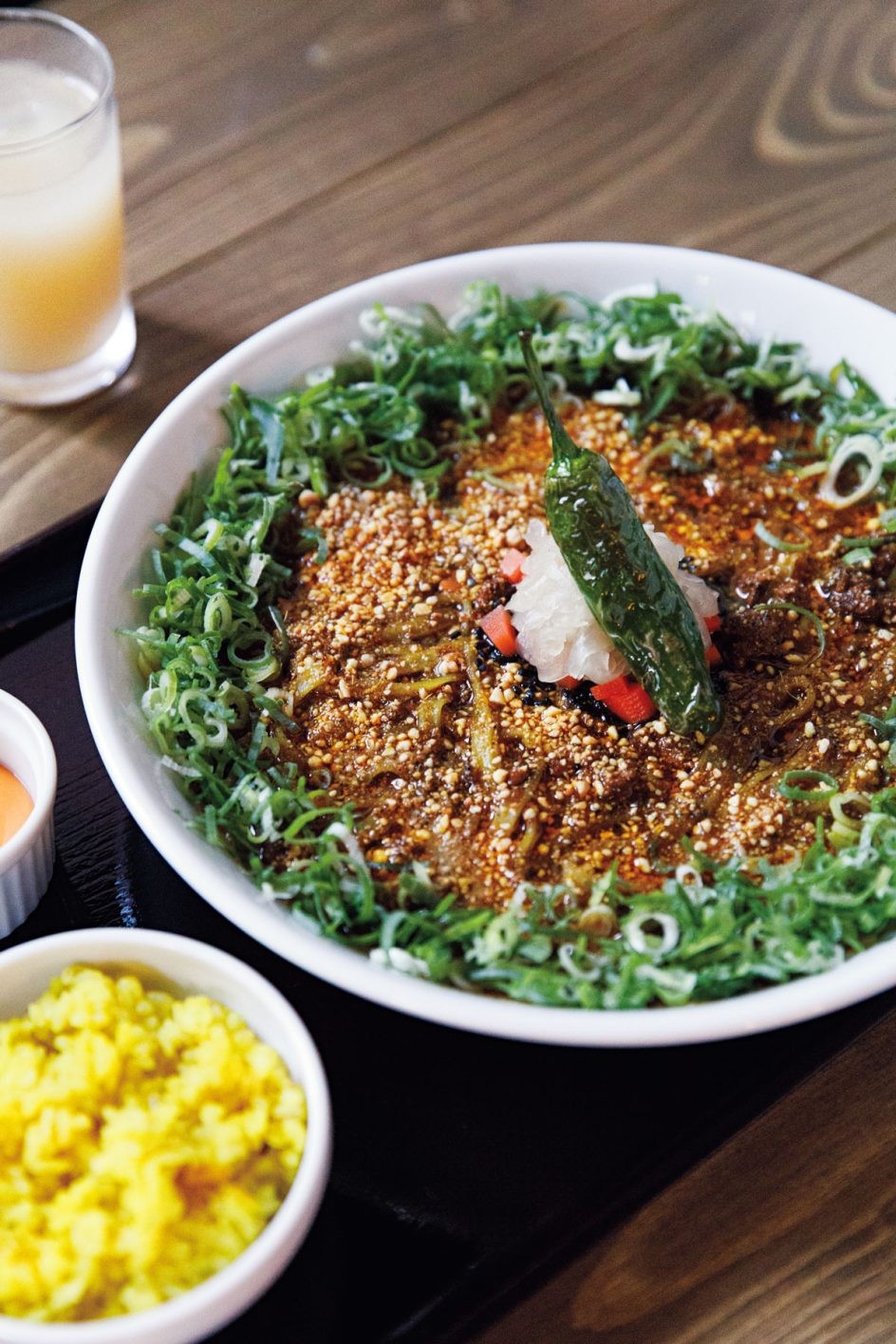 右手にスプーン、左手にししとう!? 大阪からやってきた新感覚カレー - Slide:2