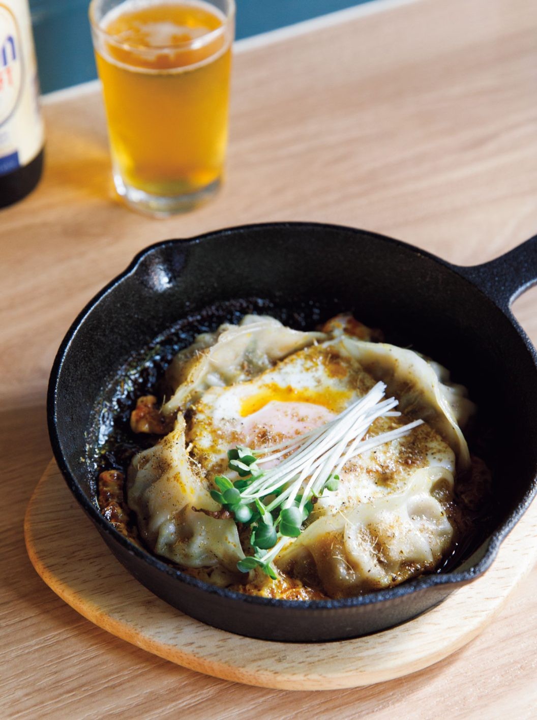 右手にスプーン、左手にししとう!? 大阪からやってきた新感覚カレー - Slide:3