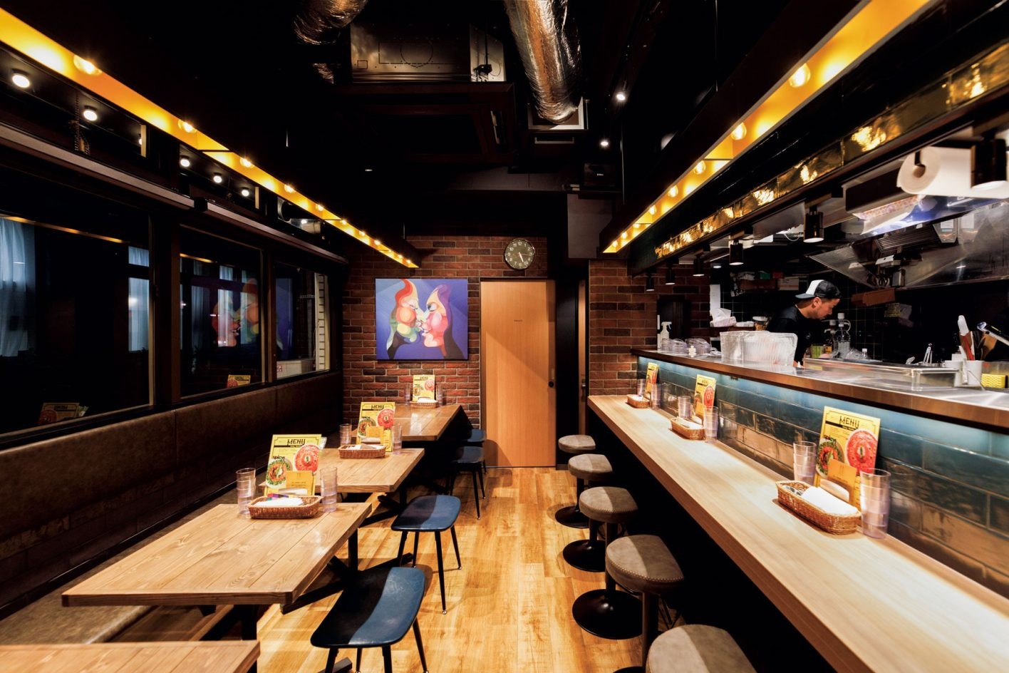 右手にスプーン、左手にししとう!? 大阪からやってきた新感覚カレー - Slide:4