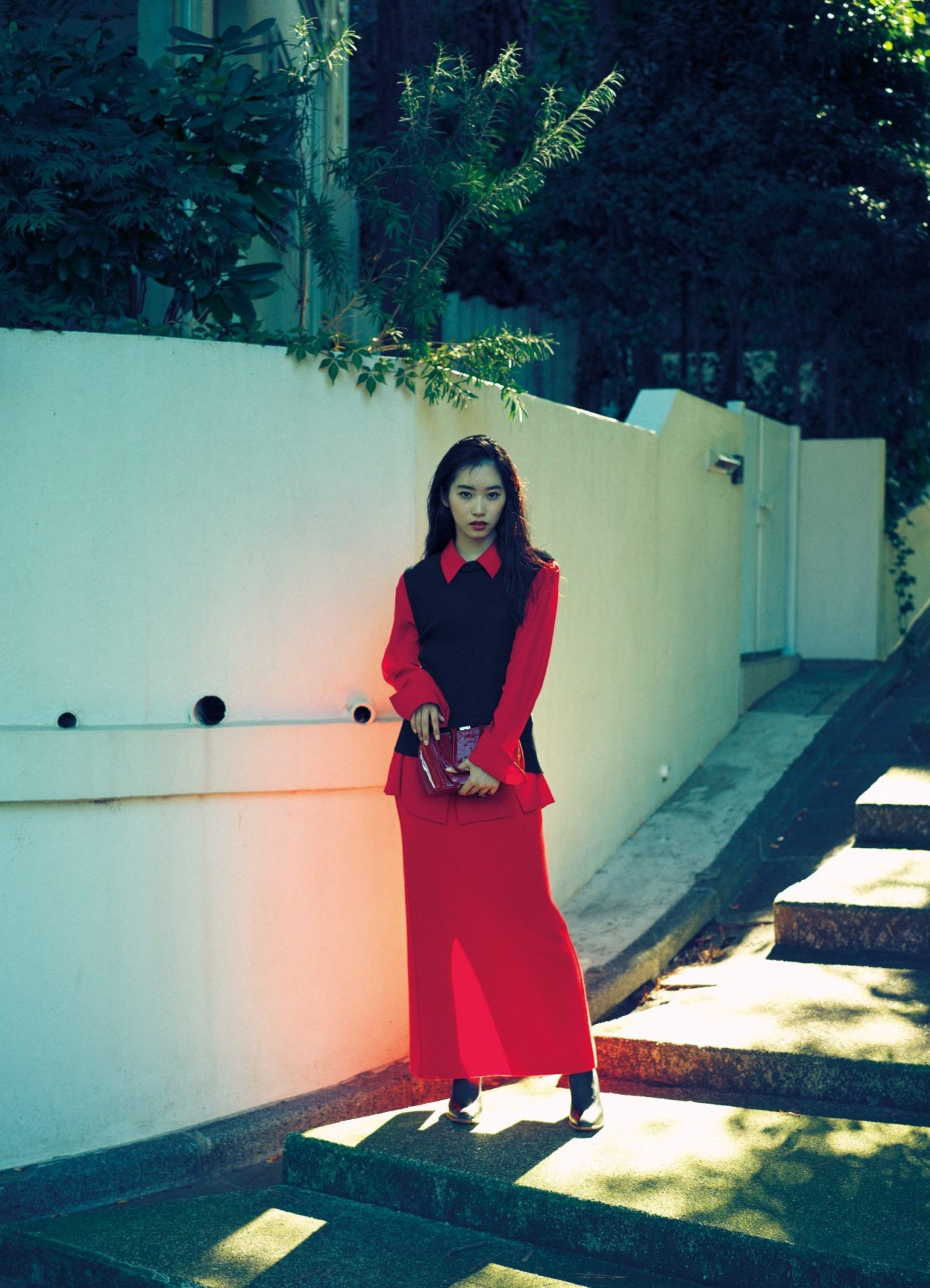 主演のふたりを指す“W浅野”という言葉も生んだ『抱きしめたい!』(昭和63年/フジテレビ)。原色や派手柄、ボディコンにパワーショルダーなどなど。これぞ80年代!といった数々に彩られた、スタイリスト麻子(浅野温子)の洗練された着こなし。颯爽と闊歩する姿にインスピレーションをもらい、力強いバイカラーに身を包む。トップ ¥38,500(シーエフシーエル | シーエフシーエル オモテサンドウ)/シャツ ¥34,100(ケイル)/スカート ¥59,400(オーラリー)/バッグ H14×W25×D8cm ¥45,100(ヴァジック | トゥモローランド)/パンプス ヒール7.5cm ¥58,300(カチム)