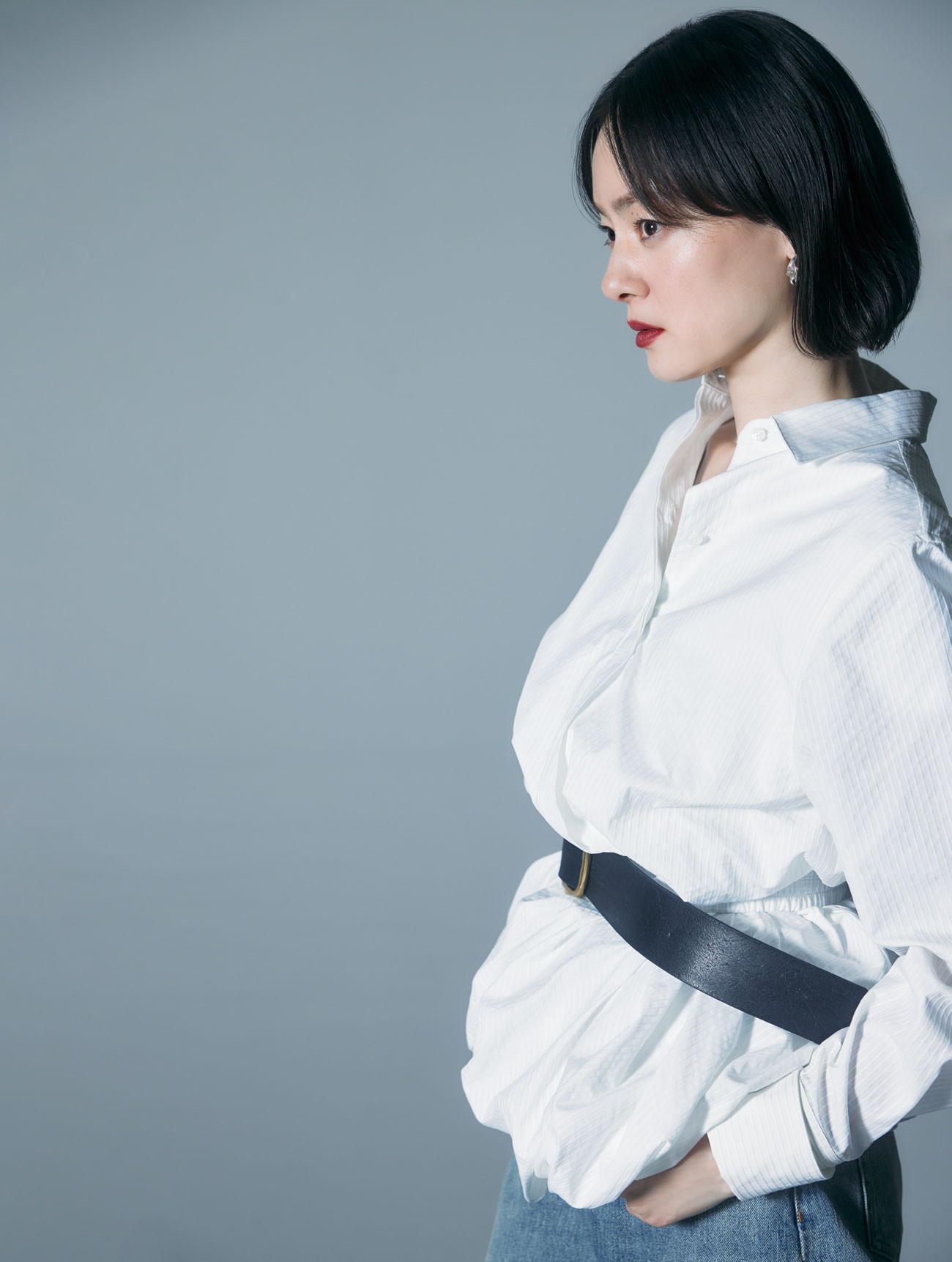 ベルト付きシャツ ¥229,900、ジーンズ ¥144,100、イヤリング ¥210,100(以上ロエベ | ロエベ ジャパン クライアントサービス)