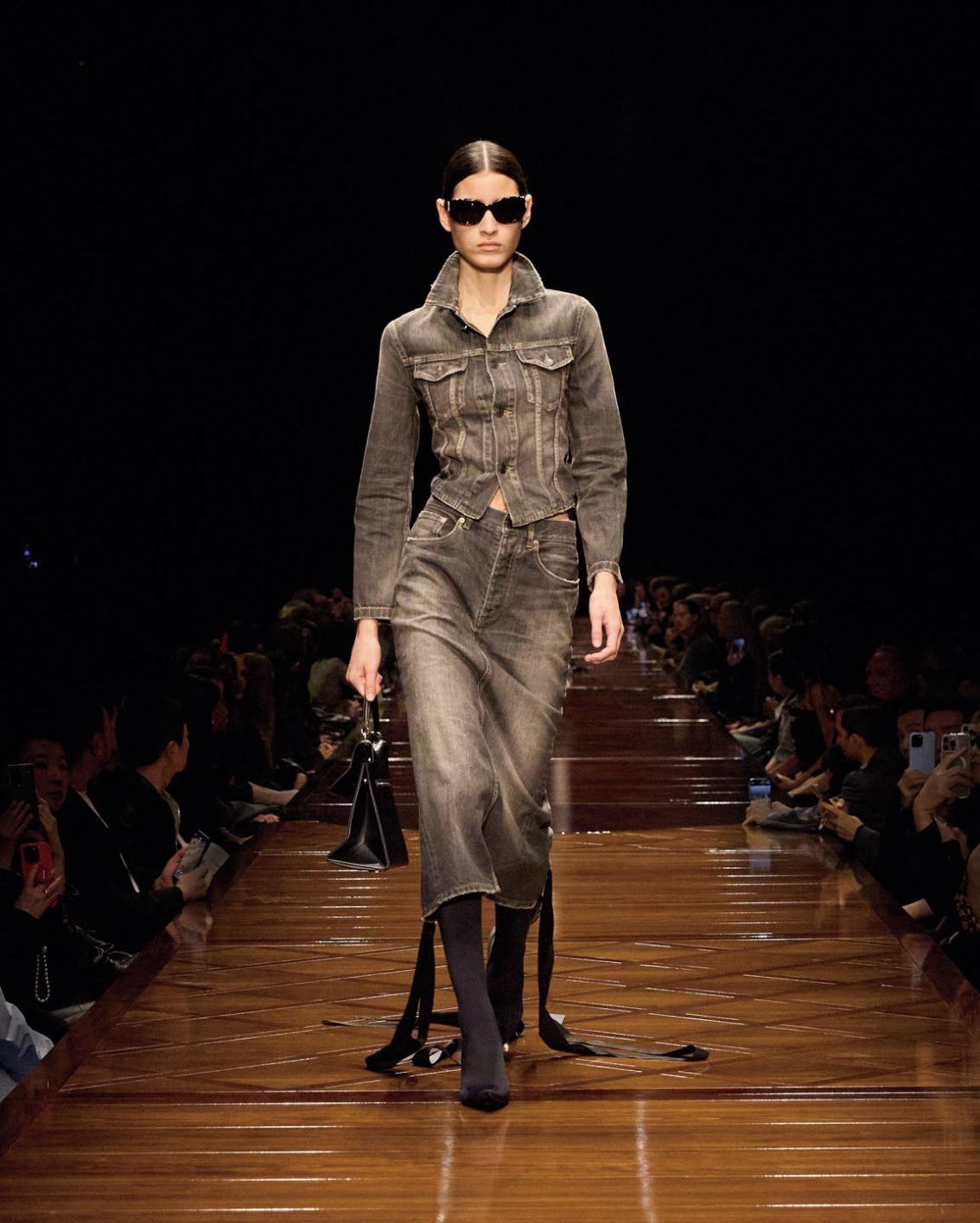 25年春夏のキーワードは「ランジェリーで街を歩く」 - Slide:2