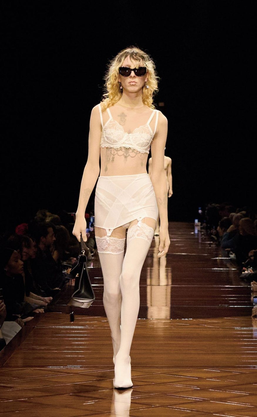 25年春夏のキーワードは「ランジェリーで街を歩く」 - Slide:1