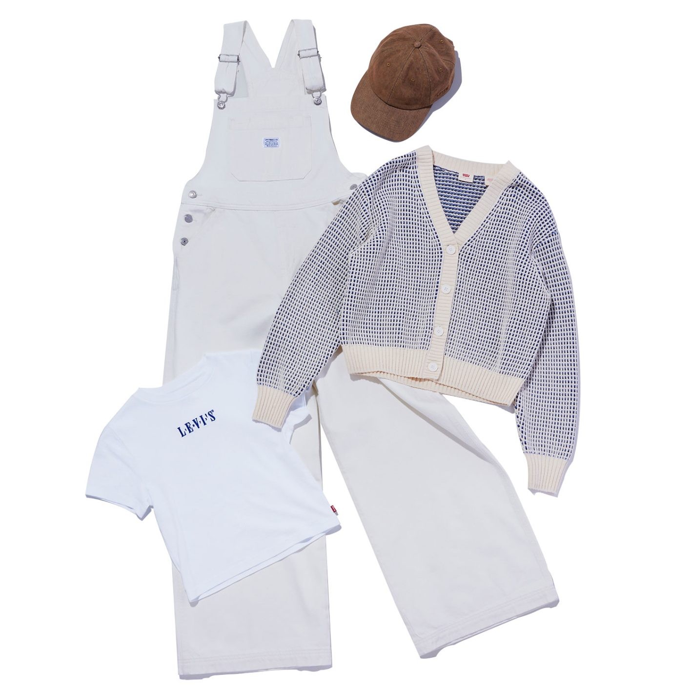 オーバーオール ¥17,600、カーディガン ¥8,800、Tシャツ ¥4,950、キャップ ¥4,400(以上リーバイス® | リーバイ・ストラウス ジャパン)