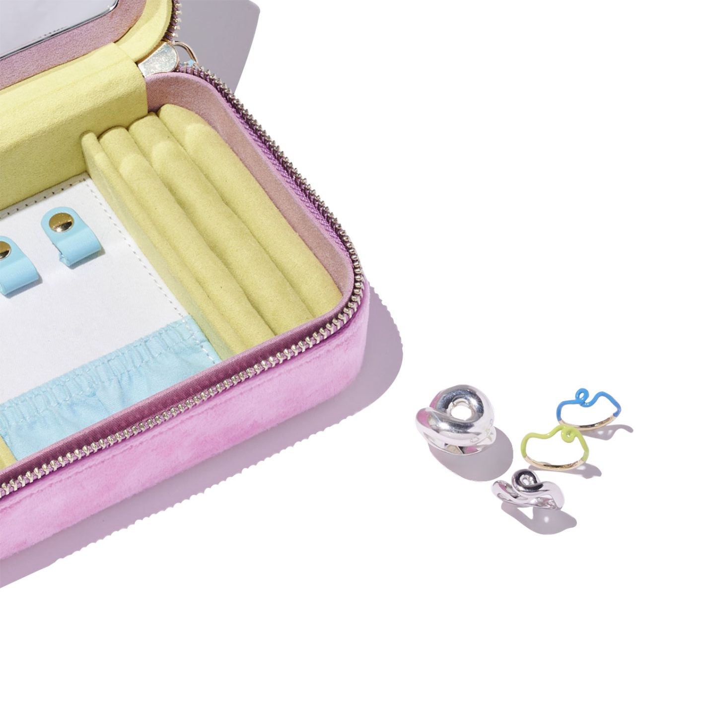 左から シルバー925 Taralloリング¥73,600 、ホワイトゴールド リング¥220,800、グリーン リング¥84,640、ブルーリング¥84,640※以上参考価格(ベア ボンジャスカ|ベア ボンジャスカ カスタマーケア)customercare@beabongiasca.com