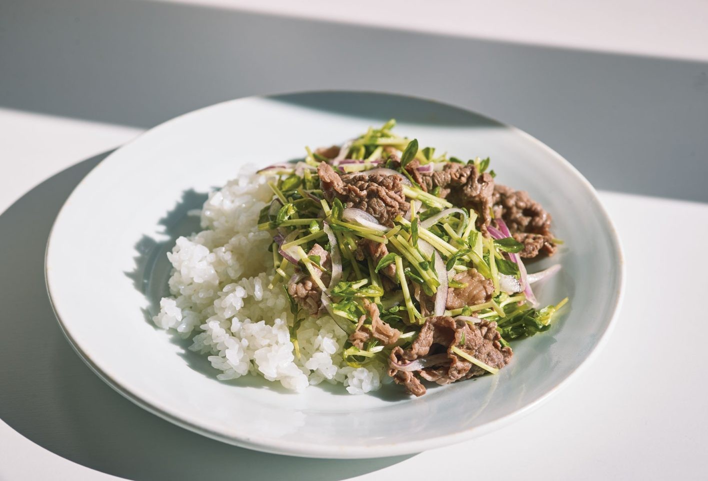 遅めのごはんでもOK!あっさり肉おかず「牛肉のナンプラー炒め豆苗和え」