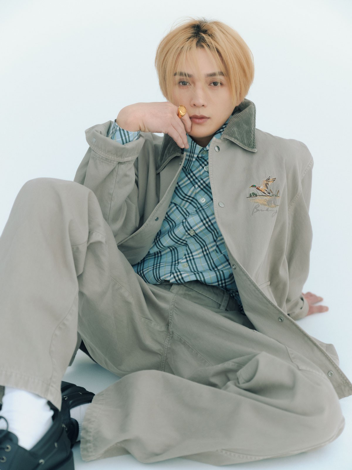 「〈バーバリー〉といえば、クラシカルなトレンチコートとベージュ地のチェックが思い浮かびますよね。そのイメージが強い分、このカジュアルなコーディネートが新鮮。大きなリングもお気に入り!」。ジャケット ¥313,500、シャツ ¥116,600、パンツ ¥156,200、シューズ ¥149,600、リング*参考商品(以上バーバリー | バーバリー・ジャパン)