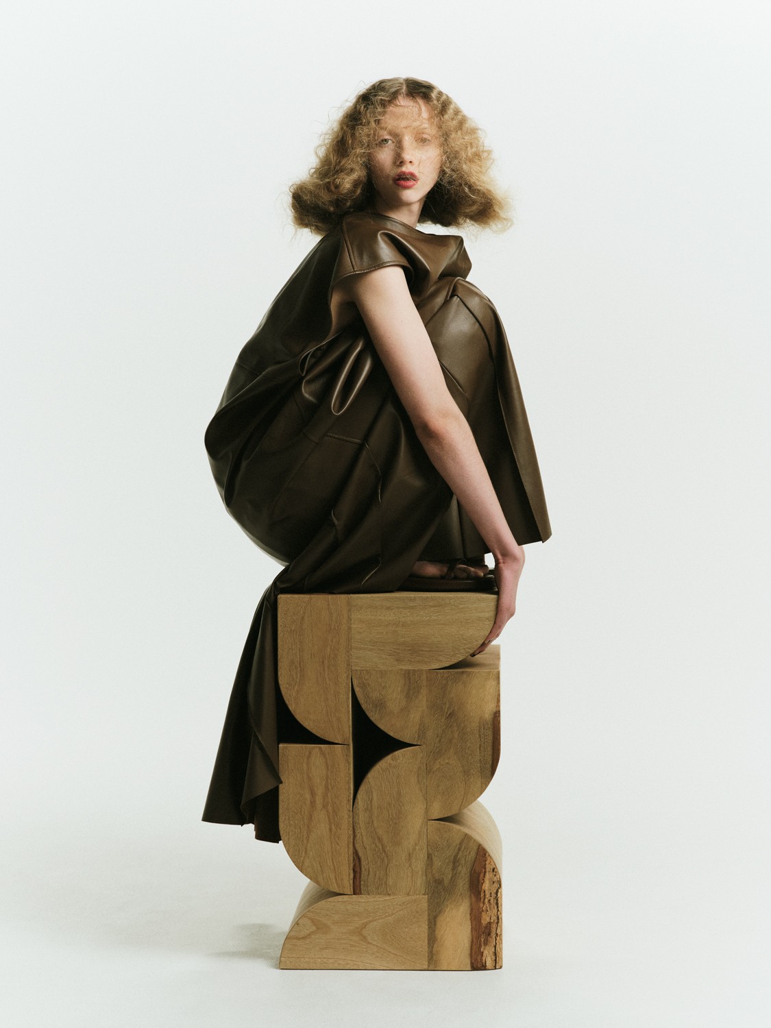 気鋭な椅子と春のファッション。デザイナー村尾守の積み木遊びのように作るハイスツール