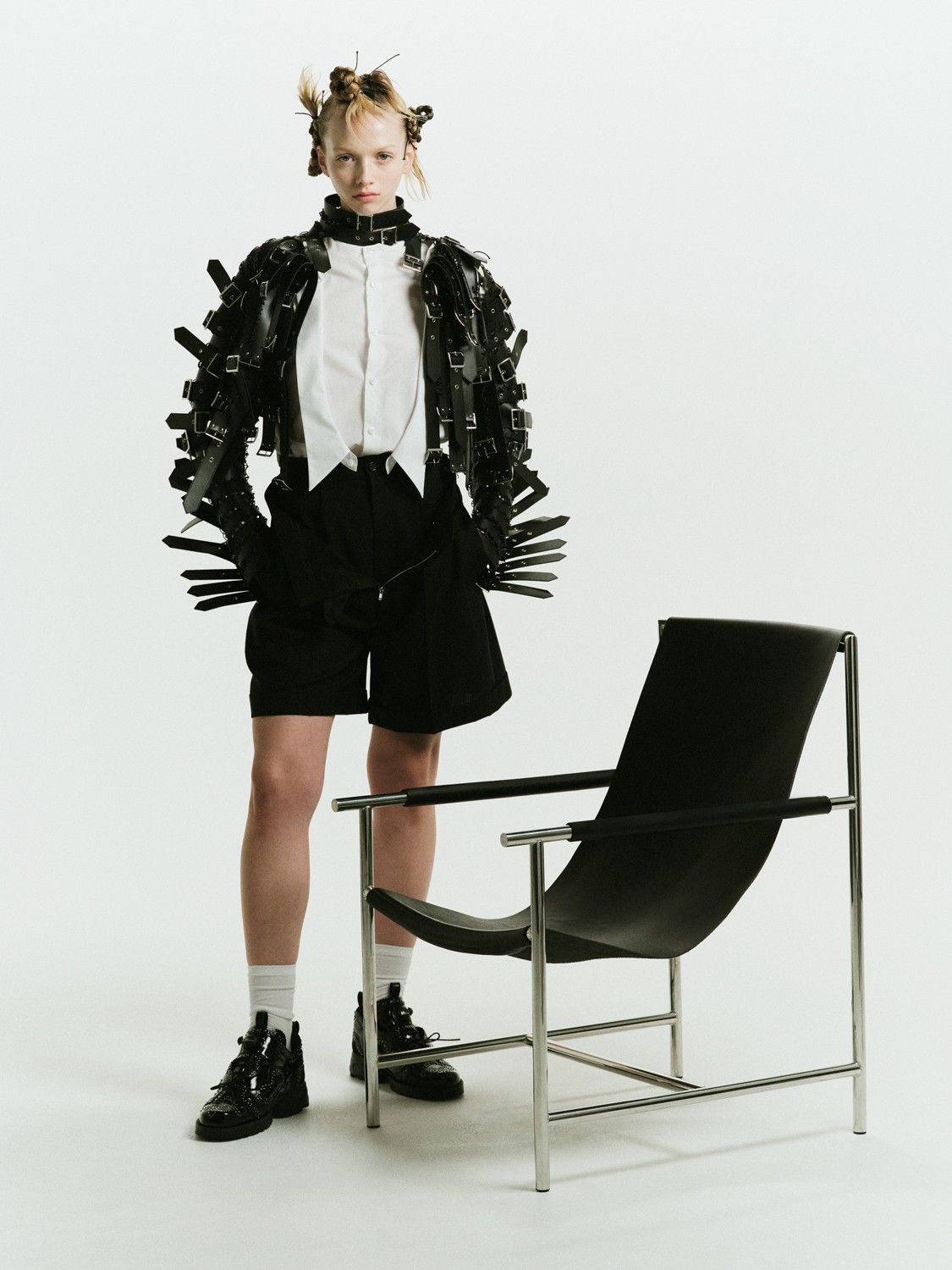 気鋭な椅子と春のファッション。デザイナー宮下渉による、誰もがダラッとできるラウンジチェア