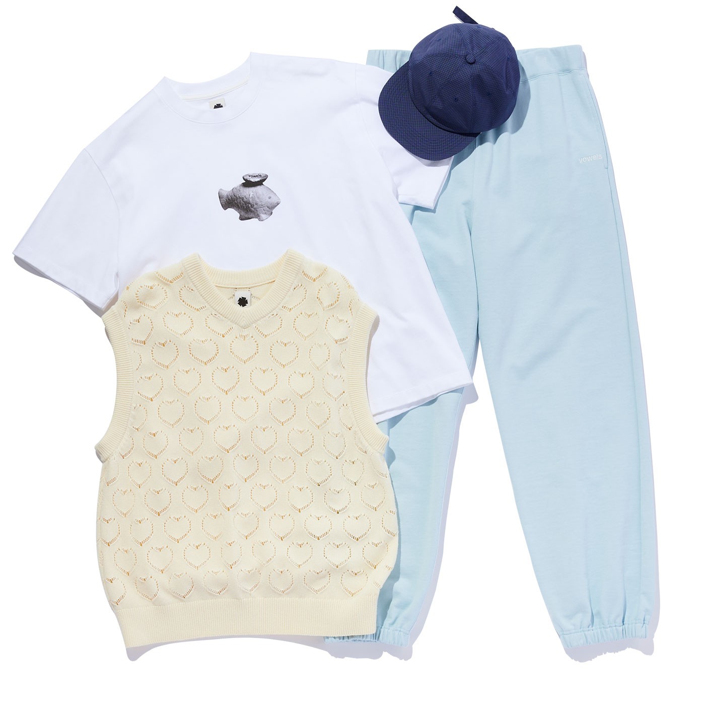 ベスト ¥35,200、Tシャツ ¥22,000、パンツ ¥30,800、キャップ ¥22,000(以上バウルズ)