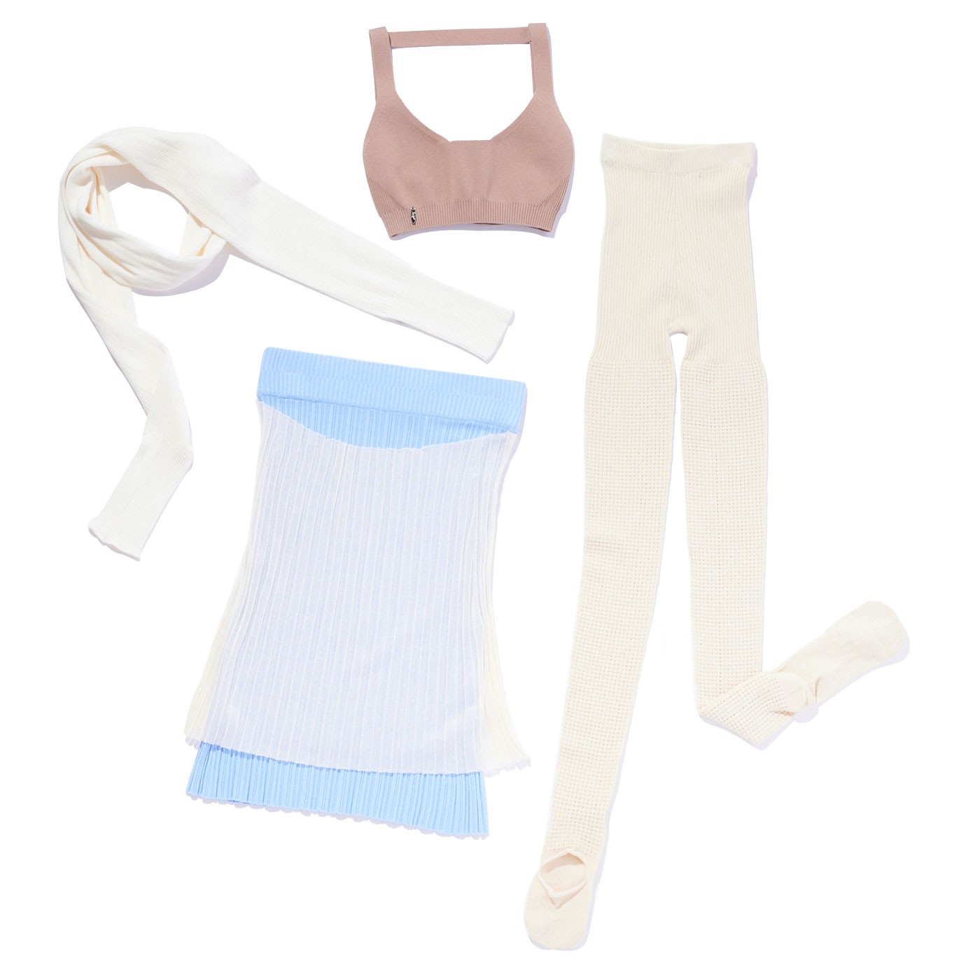 カーディガン ¥24,200、ストラップブラ ¥22,000、スカート ¥47,300、ストッキング*参考商品(以上ジューキフ | ザ・ウォール ショールーム)