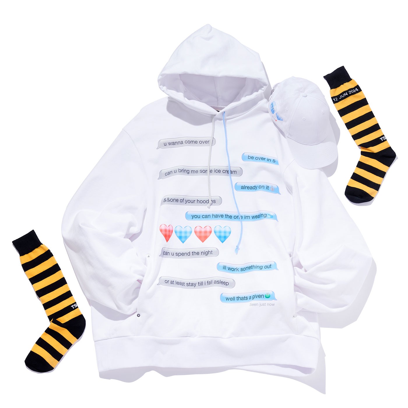 フーディ ¥59,400、キャップ ¥8,800、ソックス ¥6,600(以上ティーエスティーエス)