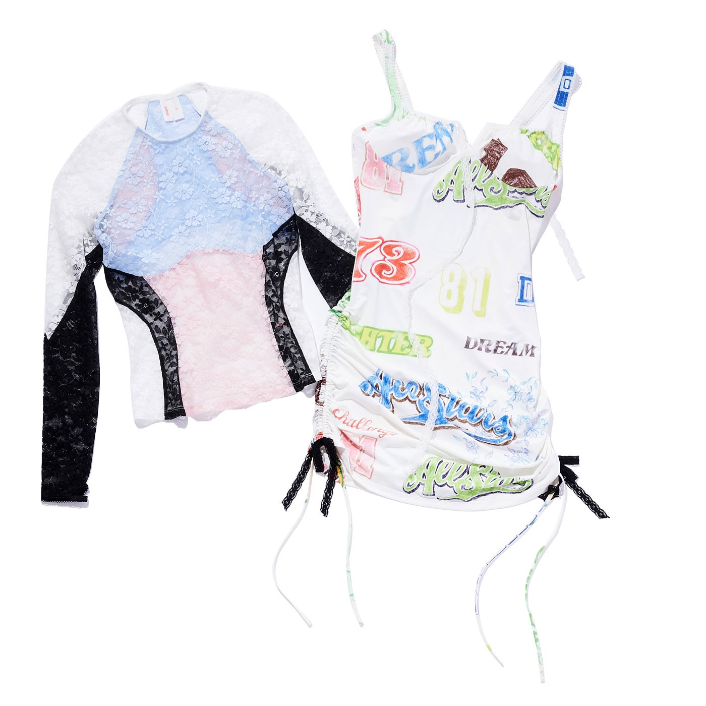 レーストップ¥41,800、プリントドレス¥52,800(共にユハン ワン|レイ ビームス 新宿)03-5368-2191