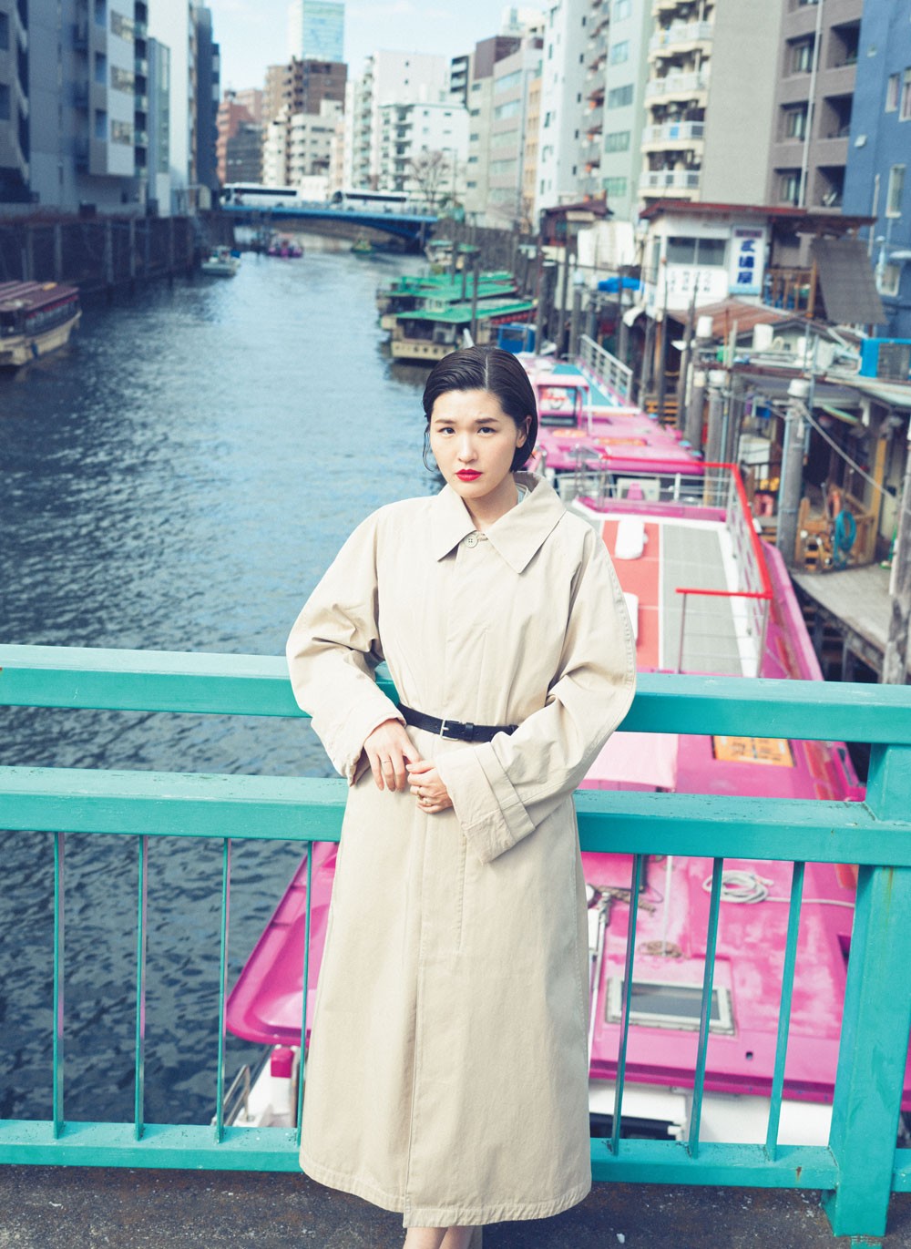 コート ¥230,000、中に着たドレス ¥155,000、ベルト ¥46,000(以上ルメール | エドストローム オフィス)/その他*私物