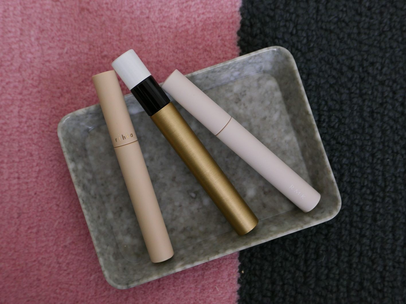 左から レンズ マスカラ¥3,740(リーカ)、トレ ドゥ エルメス マスカラ ボリューム 01 ¥9,020(エルメス) 、フェザー ウィスプ マスカラ 01 ¥4,180(RMK)