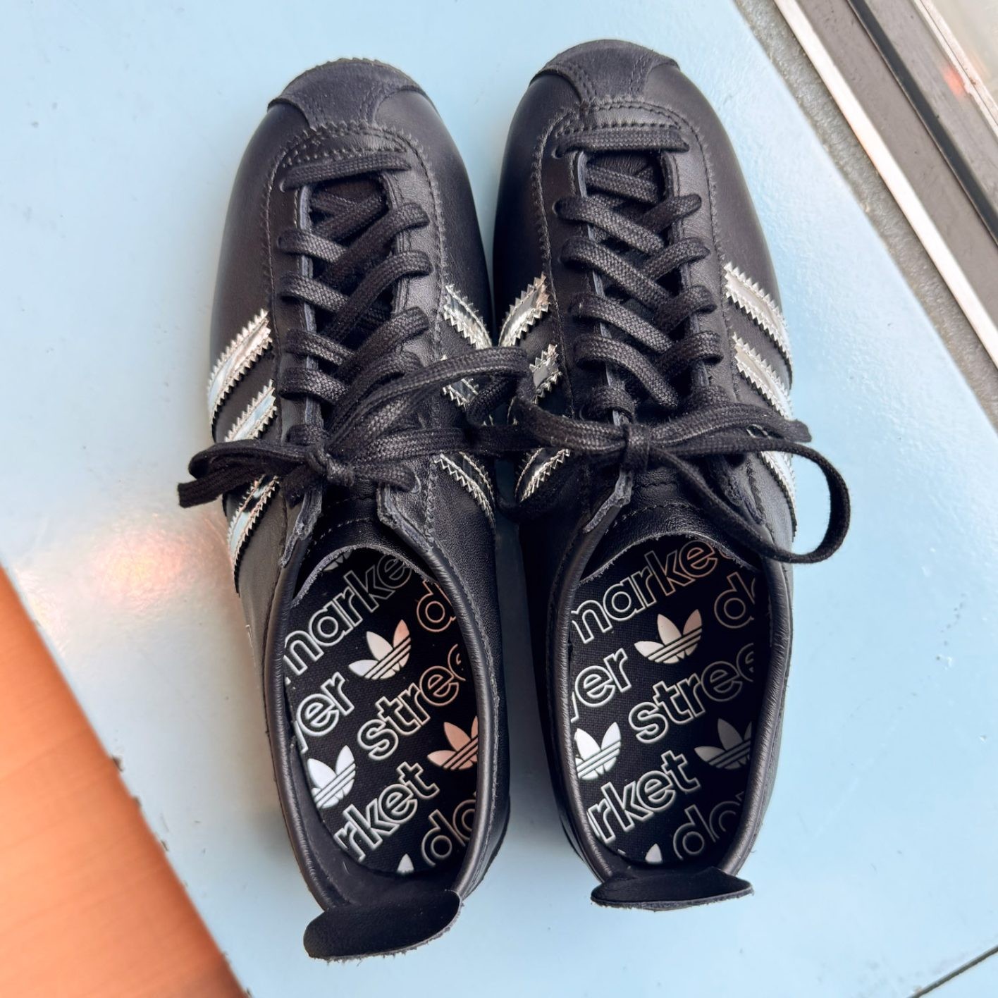 ロゴなしのタンなど、ディテールも控えめ。その一方、特別仕様のインソールは「DOVER STREET MARKET」の文字とトレフォイルが大胆にデザインされている。