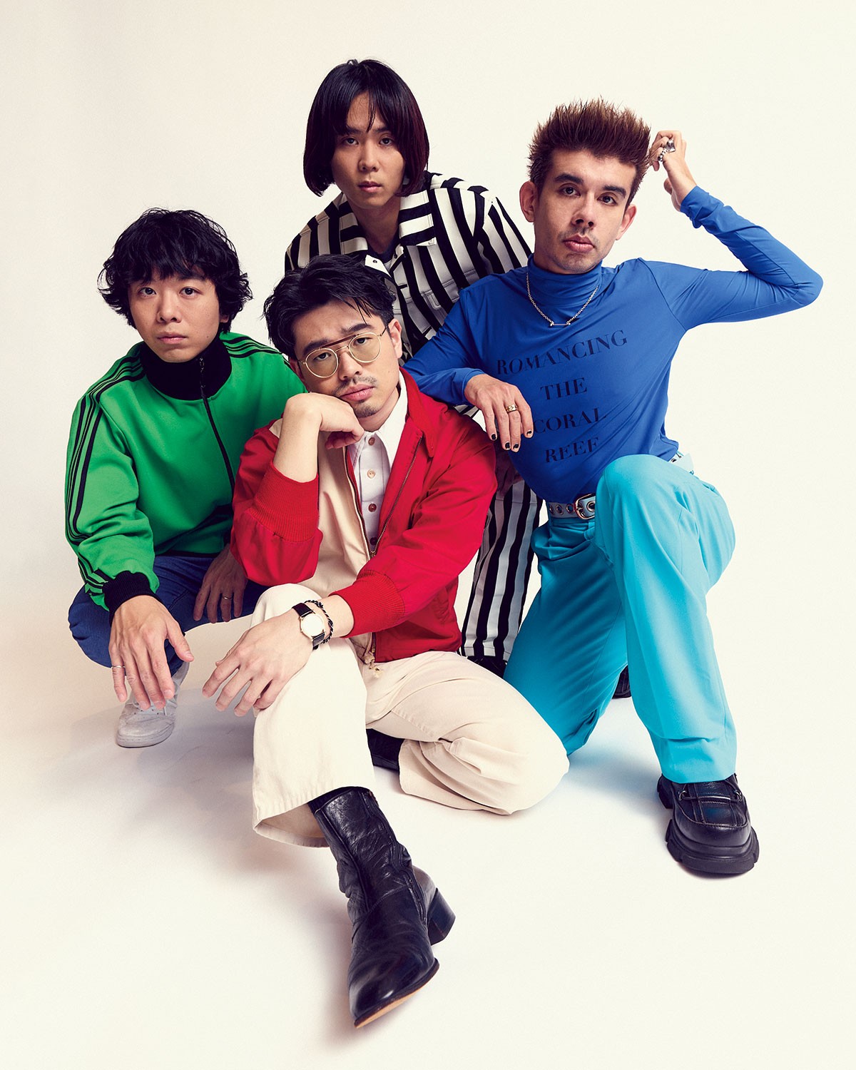 オカモトショウ(写真右/ヴォーカル)、オカモトコウキ(左/ギター)、ハマ・オカモト(中前/ベース)、オカモトレイジ(中後/ドラムス)