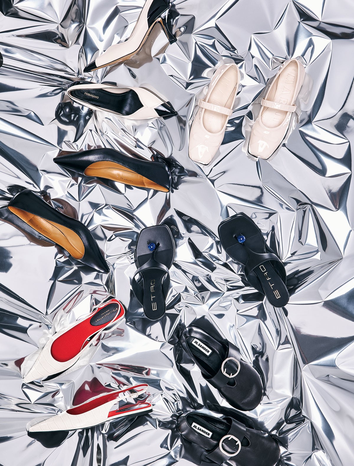 パンプスからサンダルまで、モノトーンの洗練された美しさ