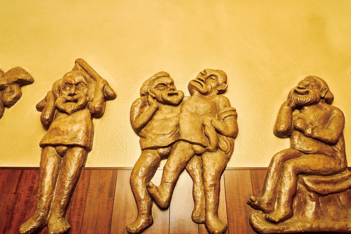 客席階段のレリーフはギリシャ喜劇の人物像。彫刻家・土方久功作。