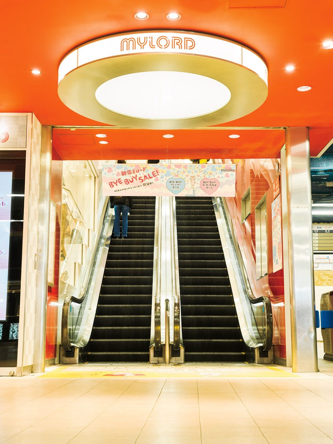 「新宿ミロード」といえば、新宿駅直結のエスカレーターと大きな鏡。