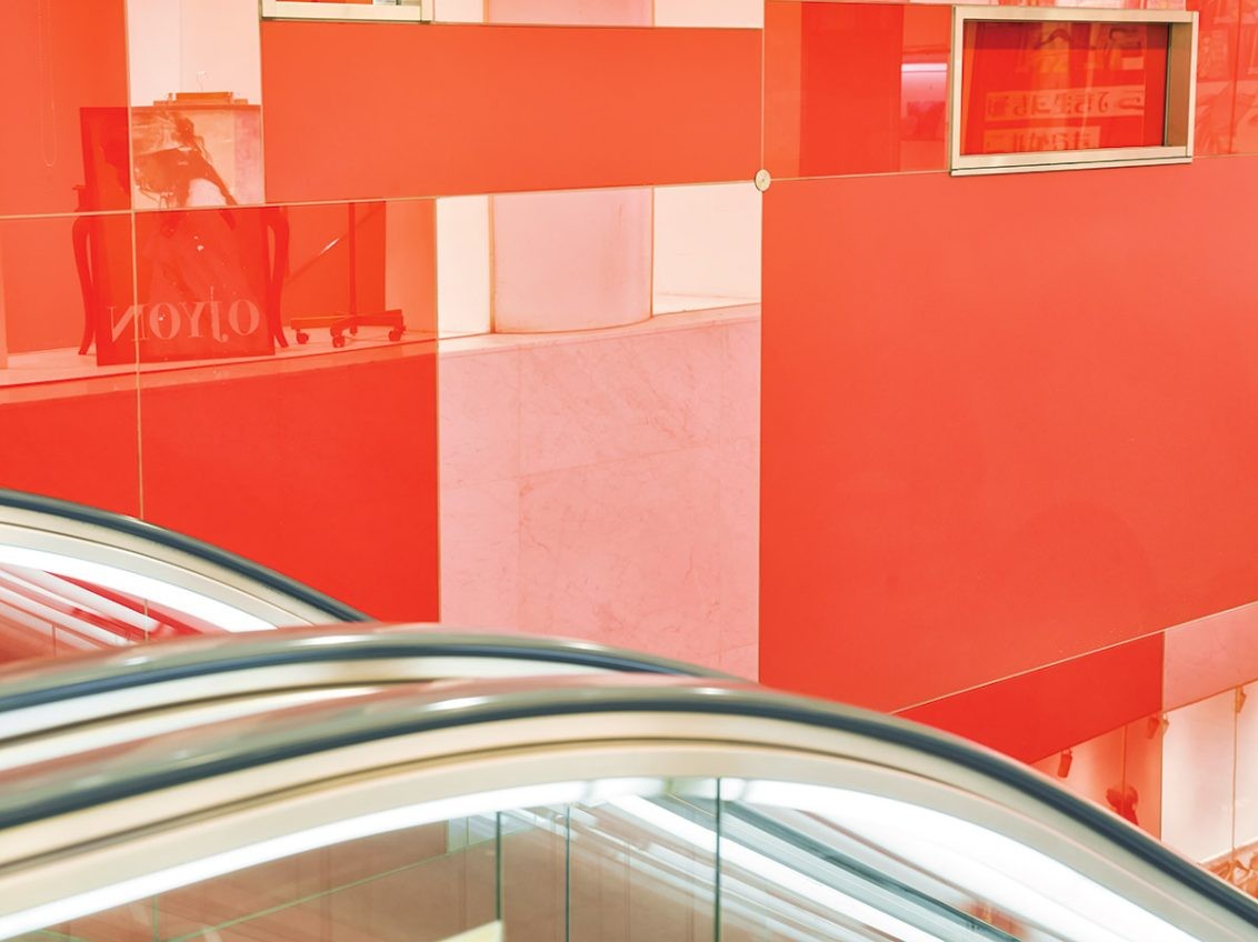 エスカレーターの鏡を眺めながら服や髪を整えた人も多いはず。