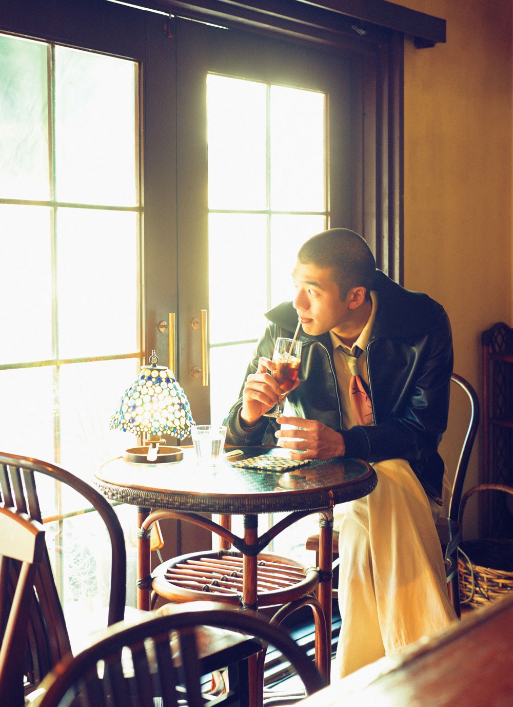 ジャケット ¥355,300、シャツ ¥49,500、ネクタイ ¥24,200(以上アワー レガシー | エドストローム オフィス)/ネクタイピン ¥4,180(オールドハット)/パンツ ¥77,000(ベッドフォード | バースリー)