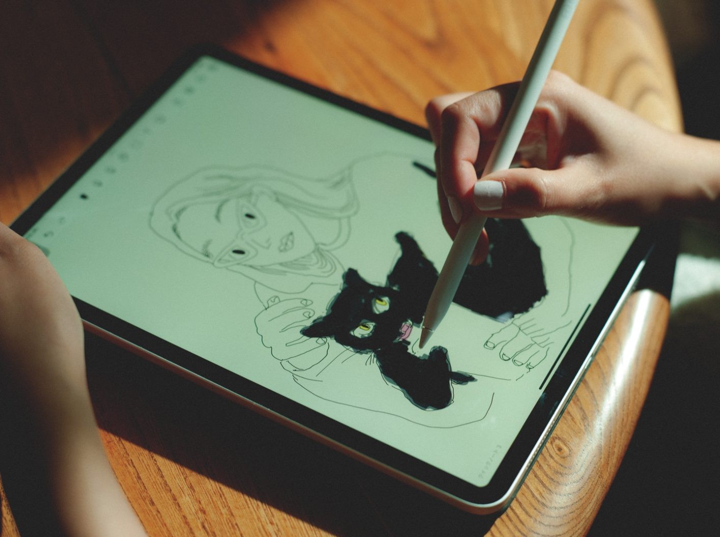 「猫を飼っているので、イラストを描いたり作業するのは、ほとんどお家で行っています」。フリーハンドで自由気ままに、がシェンさんのスタイル。