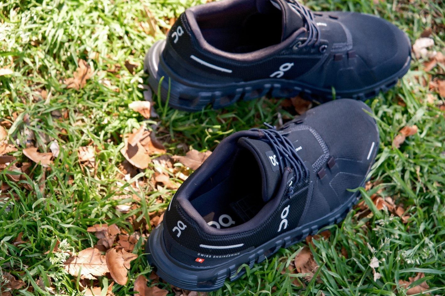 若き表現者の足元には〈On〉の「Cloud 6」がある。