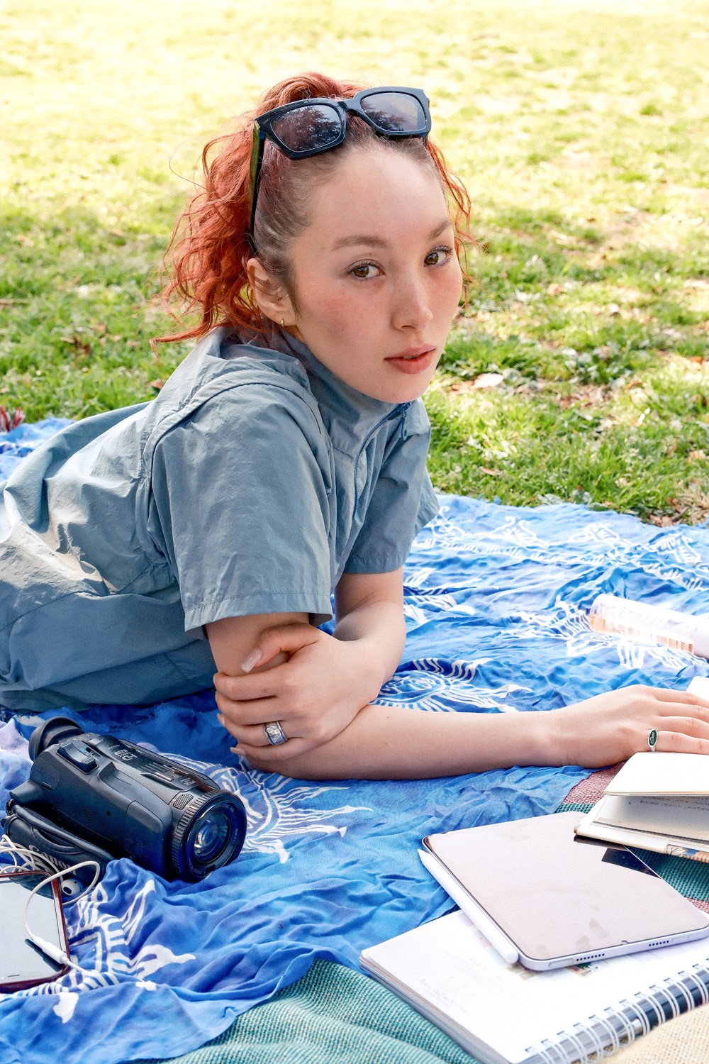 若き表現者の足元には〈On〉の「Cloud 6」がある。