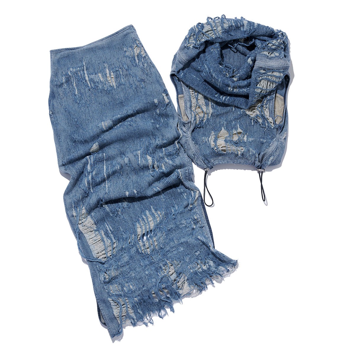 トップ ¥88,000、スカート ¥93,500(共にディーゼル | ディーゼル ジャパン)