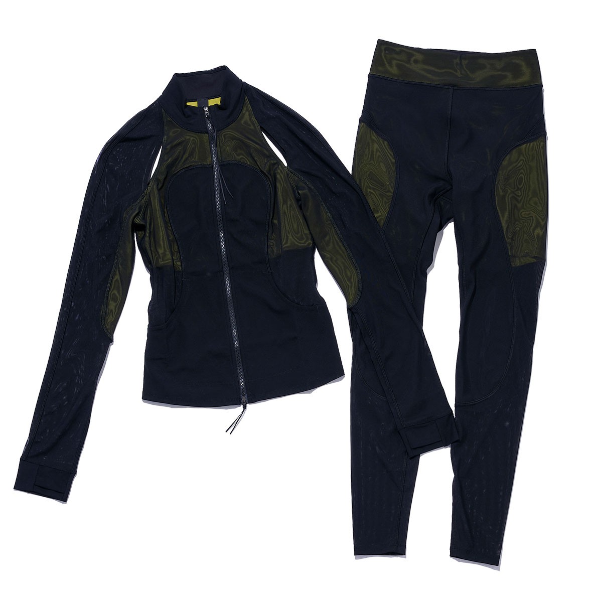 ジャケット¥21,800、タイツ¥19,800(共にルルレモン | ルルレモン お客様窓口)0800-080-4090