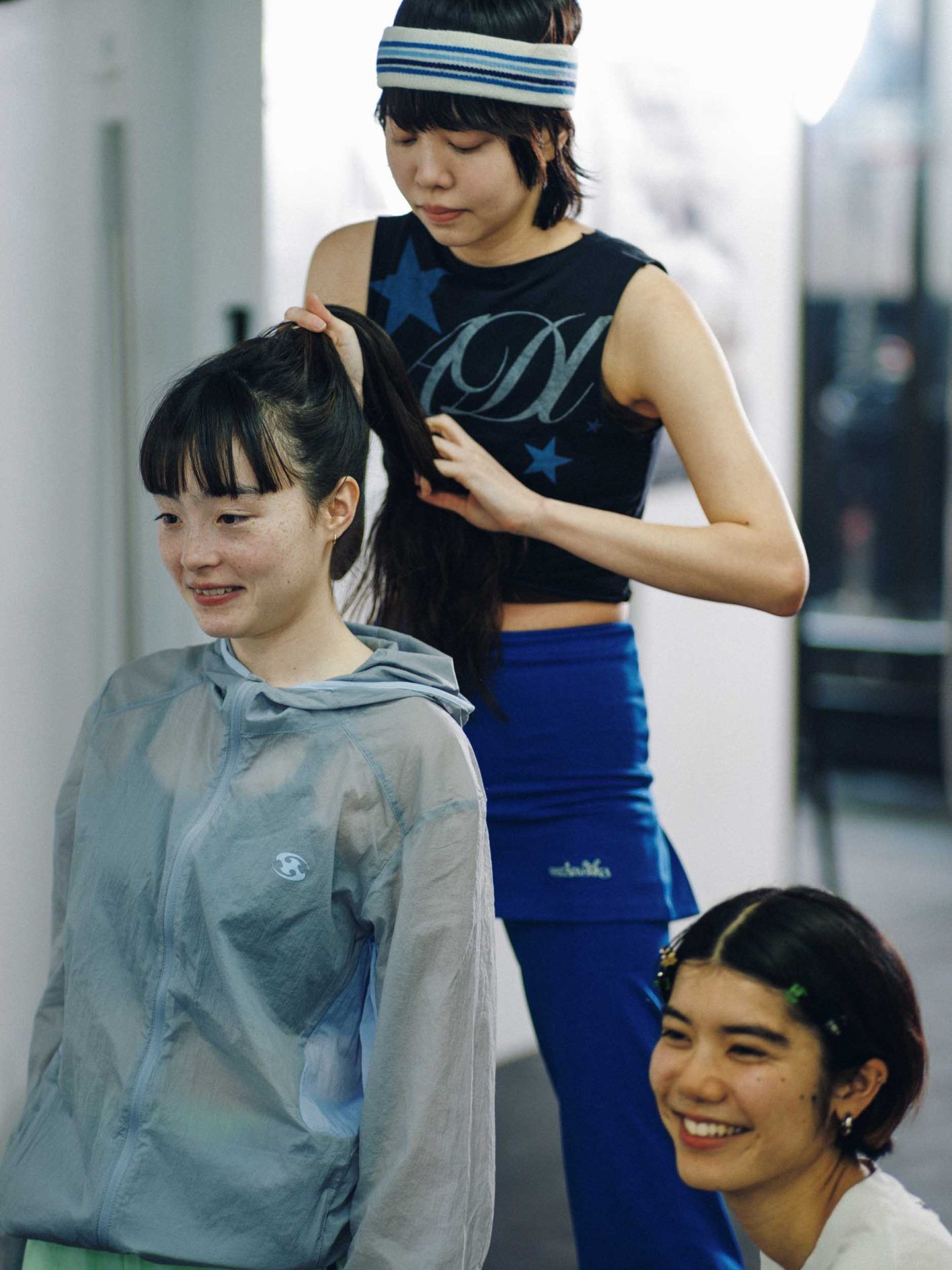 左から モトーラ世理奈さん、BEBEさん、三宅共笑さん。喋りながら身支度をするのも楽しい時間。