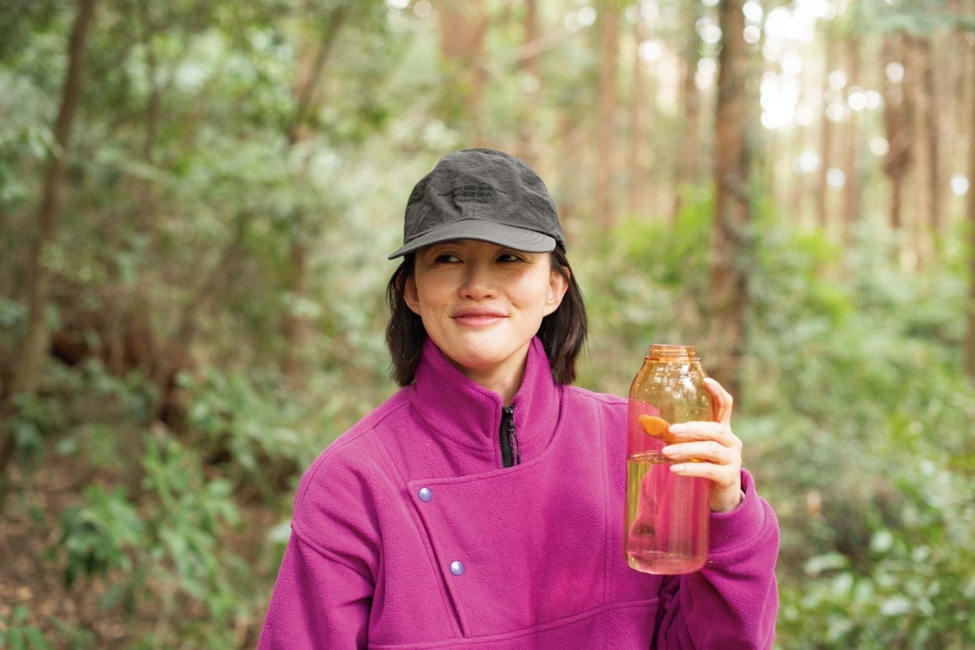 韓国のブランド〈ARC〉のキャップと〈マーモットキャピタル〉の鮮やかなフリースがお似合い。