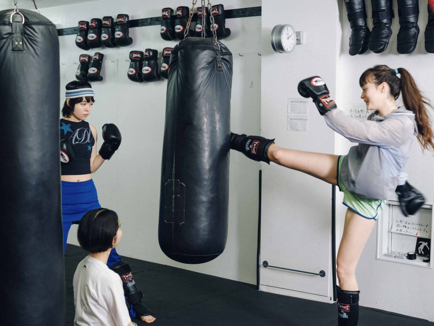 強烈なミドルキックを繰り出すモトーラさんと、気合十分のBEBEさん。三宅さんはその模様を見守る。