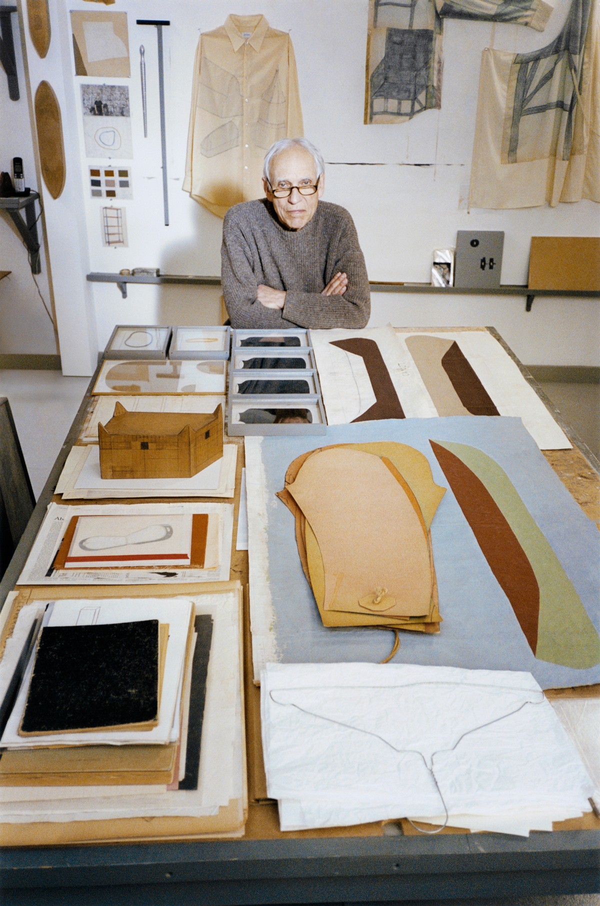 協業する上で、彼のドローイングを忠実に再現するため、〈ルメール〉チームが訪れたイラストレーターのフィリップ・ワイズベッカーのアトリエ。Photo_PASCAL GAMBARTE