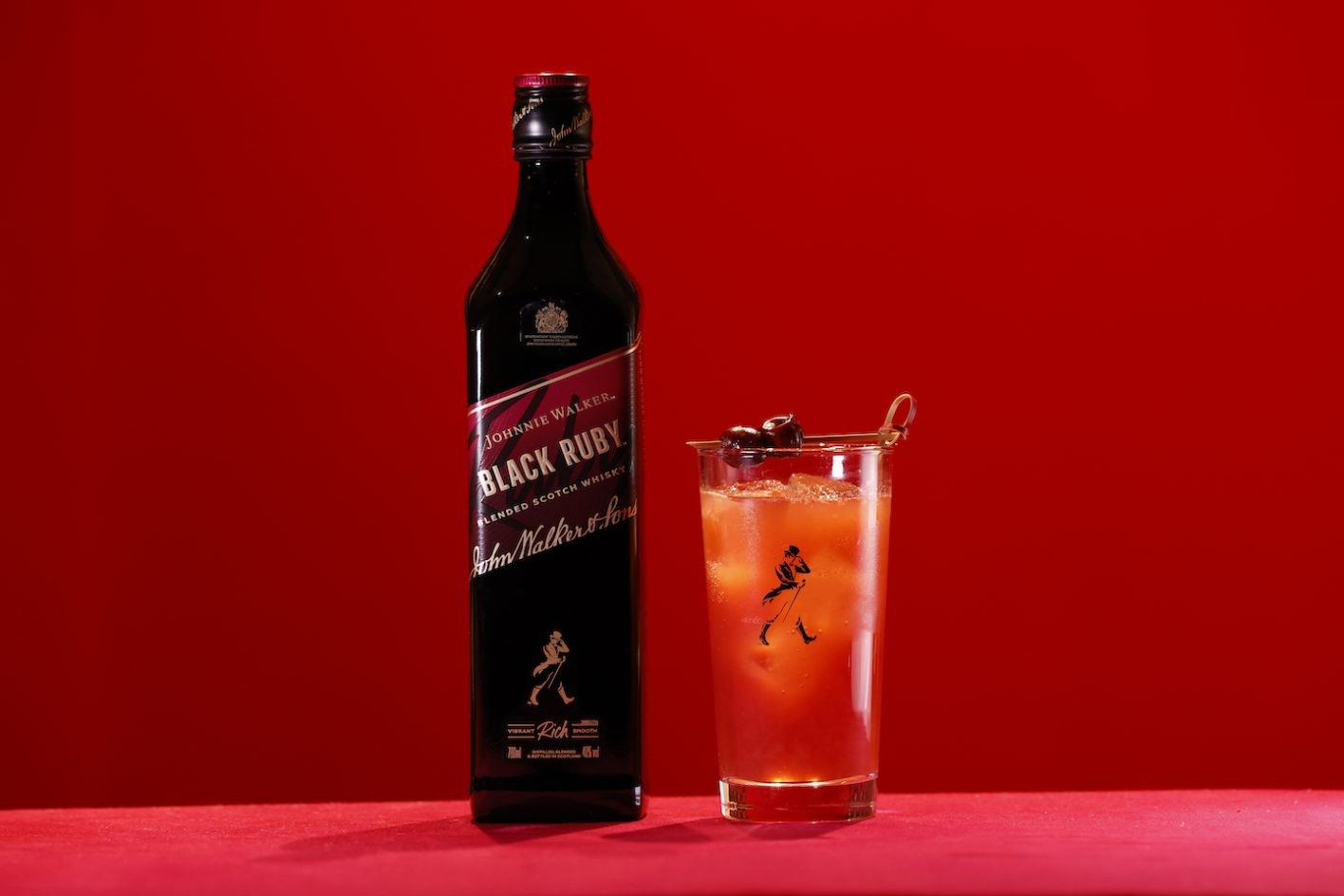 スコッチウイスキーのリッチで滑らかな味わいと、甘味のある飲み心地の良さを堪能できる「ジョニーウォーカー ブラックルビー」。ボトルは宝石の“ルビー”を想起させるカラーを基調としたデザインに。*オープン価格