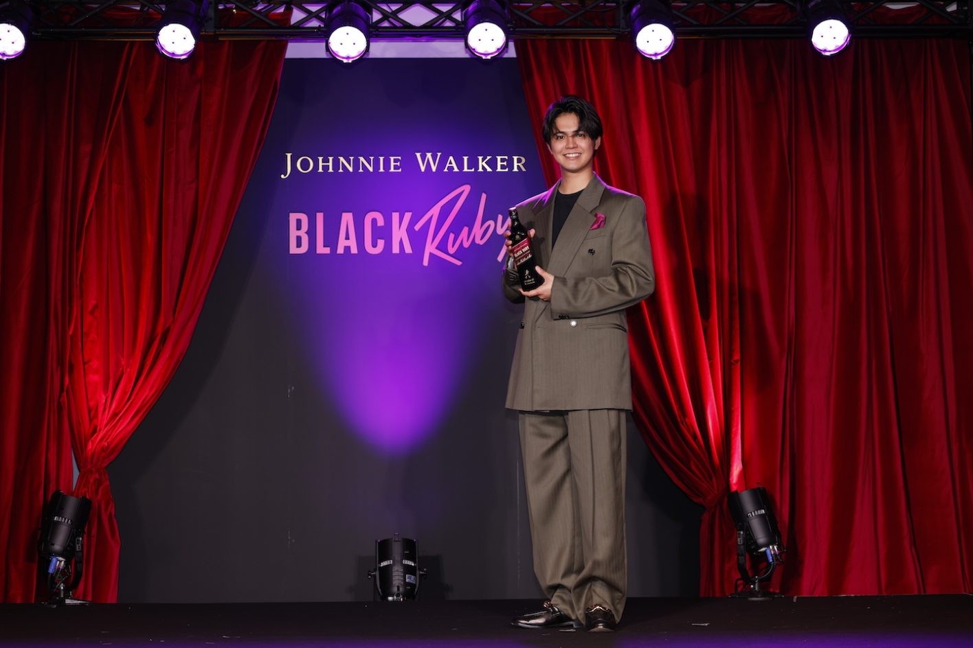 「ジョニーウォーカー ブラックルビー」をまずはストレートでテイスティングした片寄さん。「味わい深さはブラックラベルらしさを感じつつも、後味はそこまで強くない印象。初めてウイスキーを飲む方にもおすすめしたい。ナッツや蜂蜜っぽさも感じられ、すっかり虜になってしまいました」