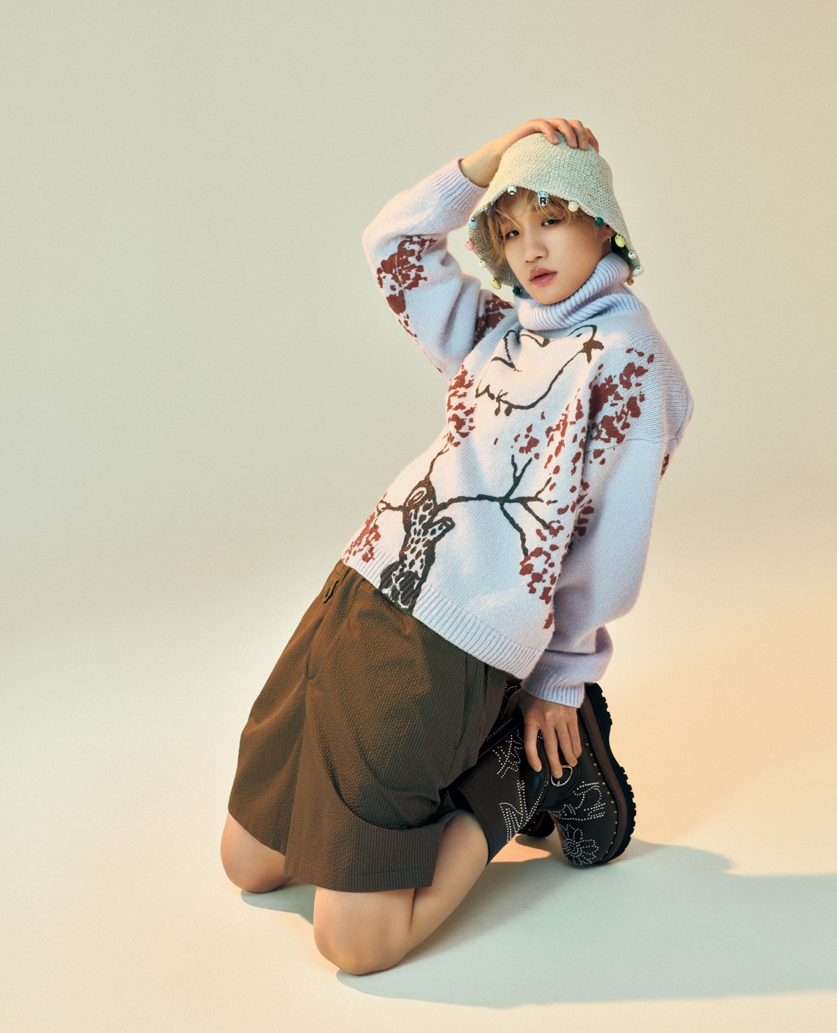 「ニットの色が爽やかで大好きです。鳥さんのつぶらな瞳が僕っぽくないですか……?よく見るとブーツにもワンちゃんやニャンコがいて癒やされます。実は、ハーフパンツをはくのはこれが初めて。新しい扉が開きました!」。ニット ¥400,000*参考価格、ハーフパンツ ¥220,000、ブーツ ¥830,000、帽子*参考色 ¥210,000(以上ディオール | クリスチャン ディオール)/ピアス*本人私物