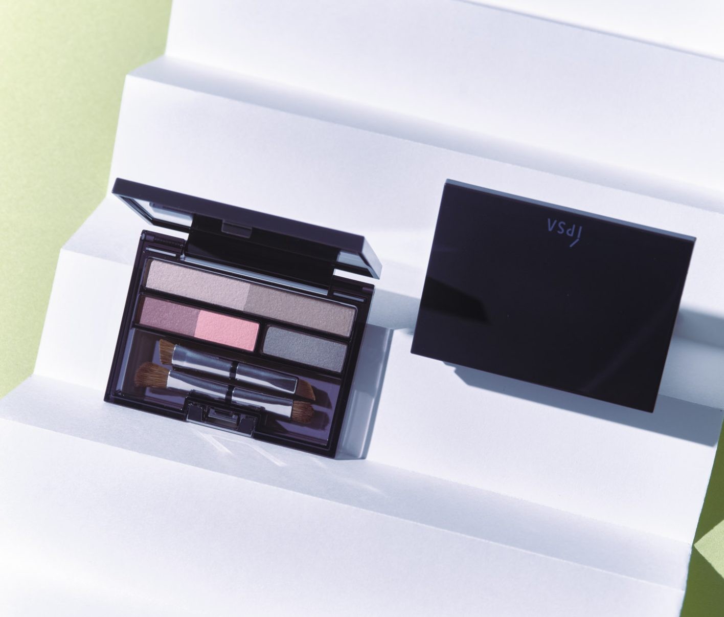 いつも通り、だけどどこか垢抜けた印象に〈ÍPSA〉のアイブロウパレットetc.