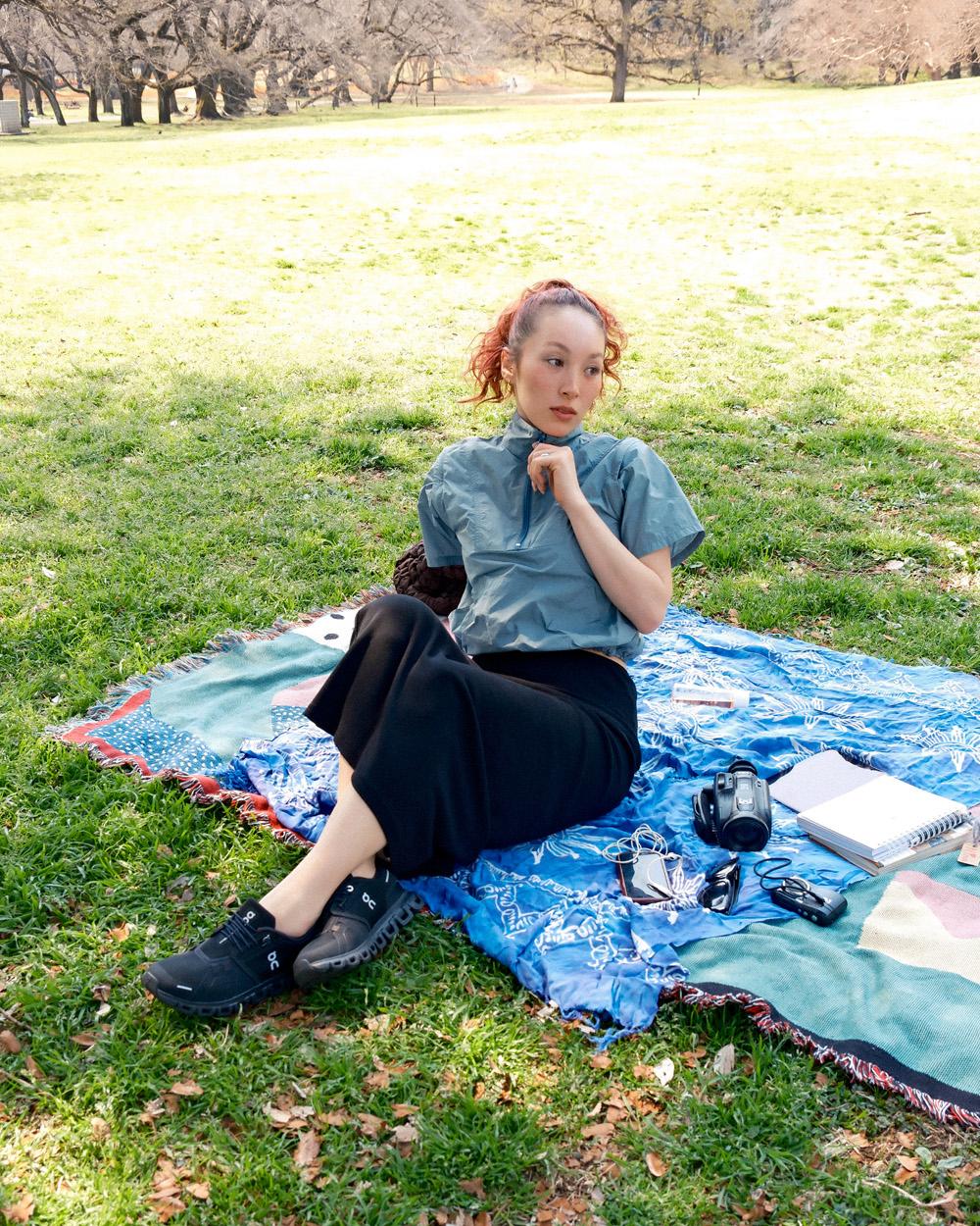 若き表現者の足元には〈On〉の「Cloud 6」がある。