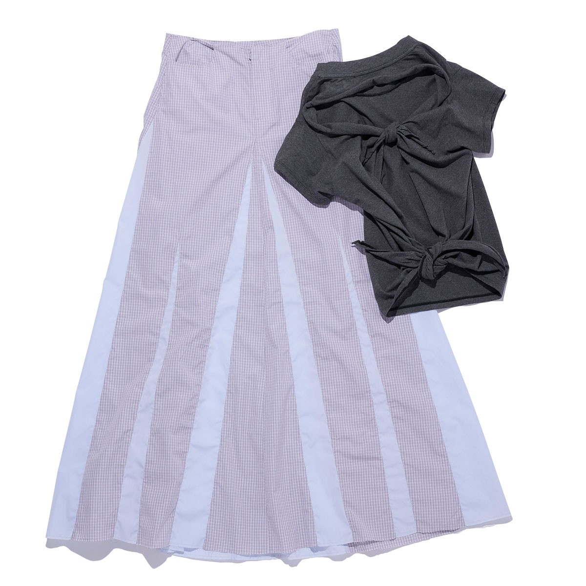 トップ ¥38,500、スカート ¥91,300(共にアワー レガシー | エドストローム オフィス)