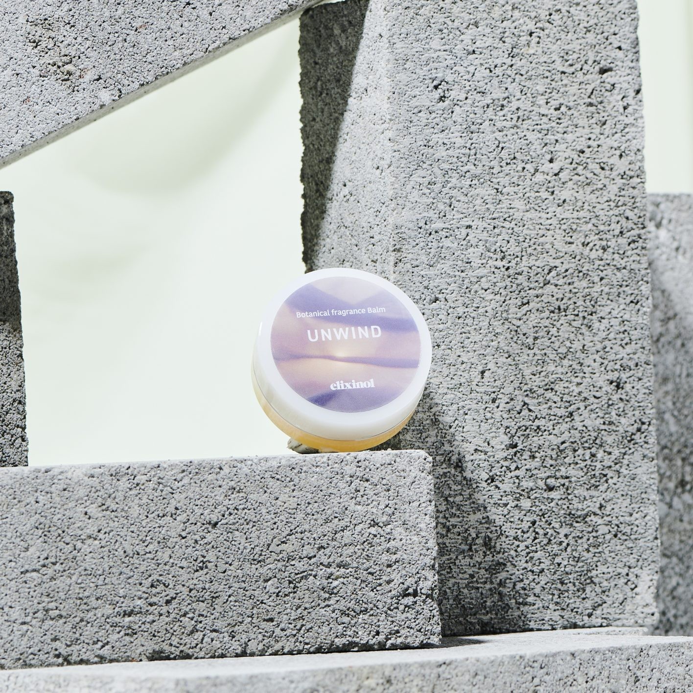 〈elixinol〉のボタニカルフレグランスバーム UNWIND - Slide:5