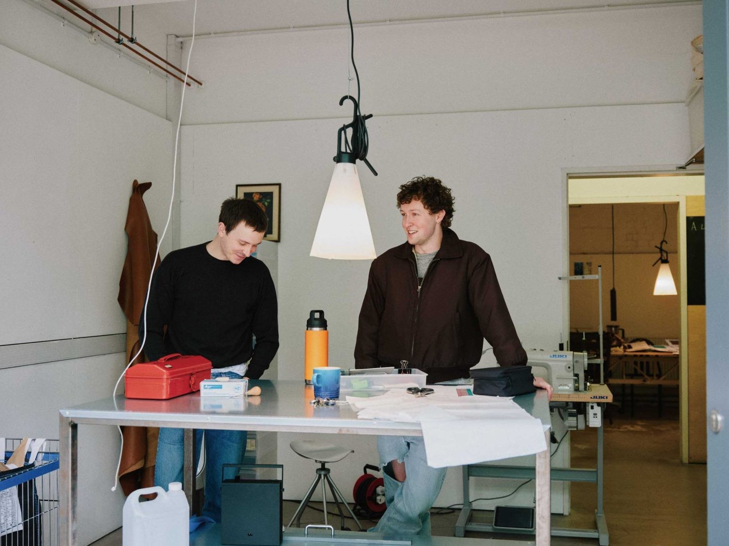 アトリエの作業台で談笑するフレディとマット。
